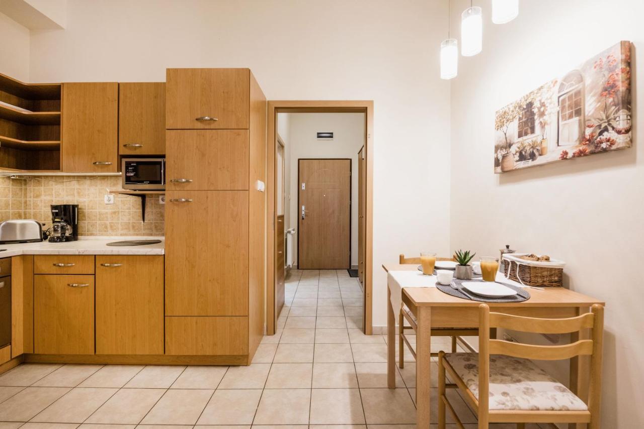 Downtown Charm With Balcony And Garden View Apartment Budapest Exterior photo